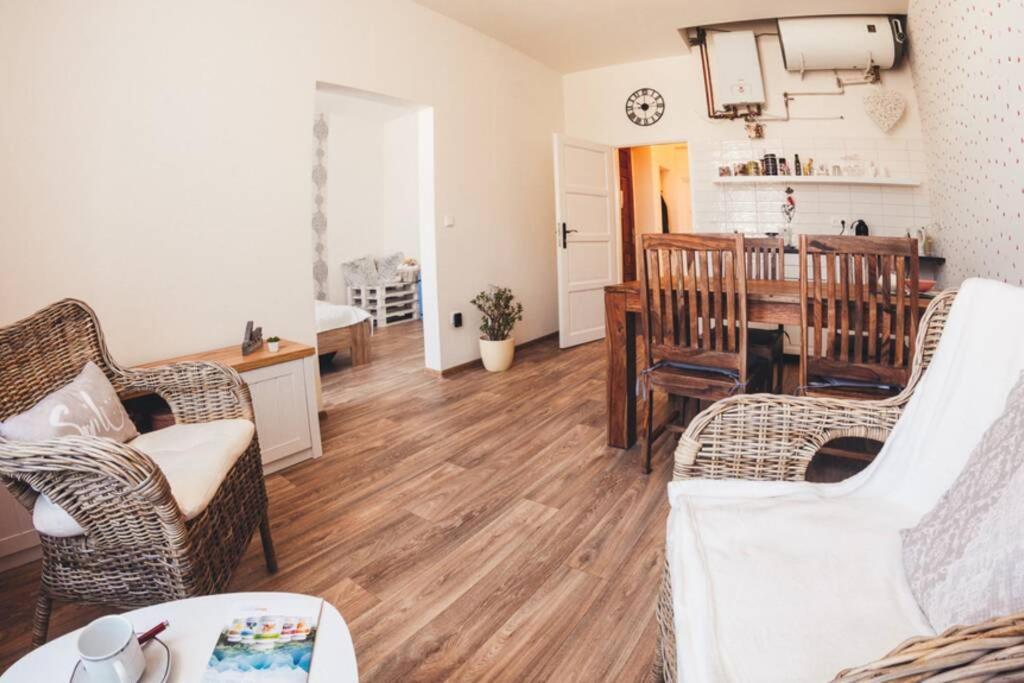Stylovy Apartman V Centru Nachoda Kültér fotó